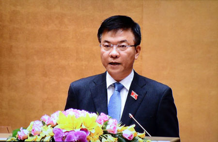 Bộ trưởng Bộ Tư pháp Lê Thành Long đã trình bày Tờ trình dự án Luật sửa đổi, bổ sung một số điều của Bộ luật Hình sự số 100/2015/QH13 sáng 21/10.